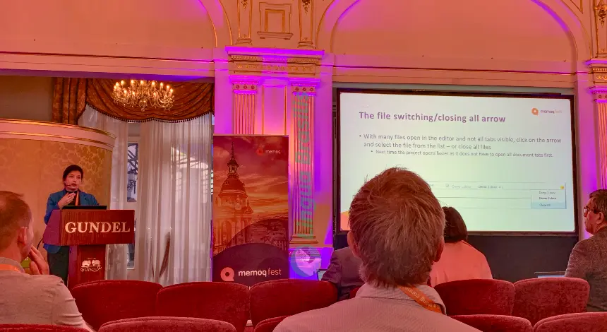 Angelika Zerfass (instrutora, Bonn) mostra aos participantes do congresso memoQfest 2019 as funções pouco conhecidas do programa de tradução memoQ