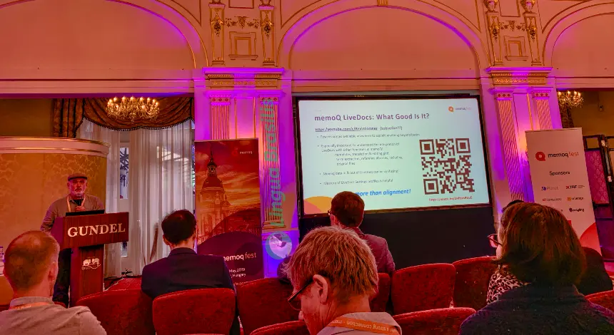 Kevin Lossner (tradutor e instrutor, Portugal) apresenta aos participantes do memoQfest 2019 as vantagens da função Live Docs do memoQ
